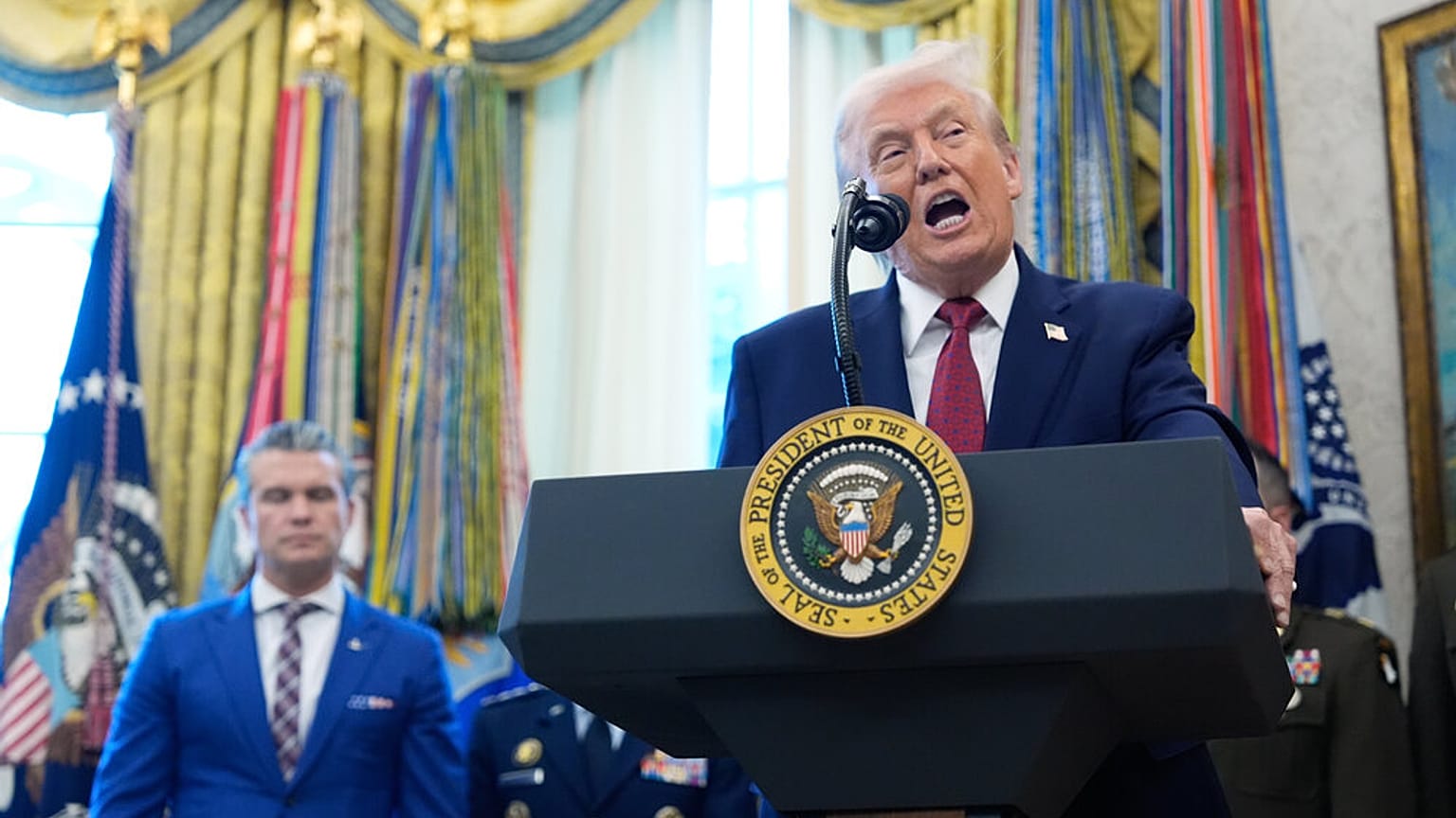 الرئيس الأميركي دونالد ترامب يتحدث خلال مراسم تسليم ميدالية الدفاع عن الحدود المكسيكية في غرفة المكتب البيضاوي بالبيت الأبيض