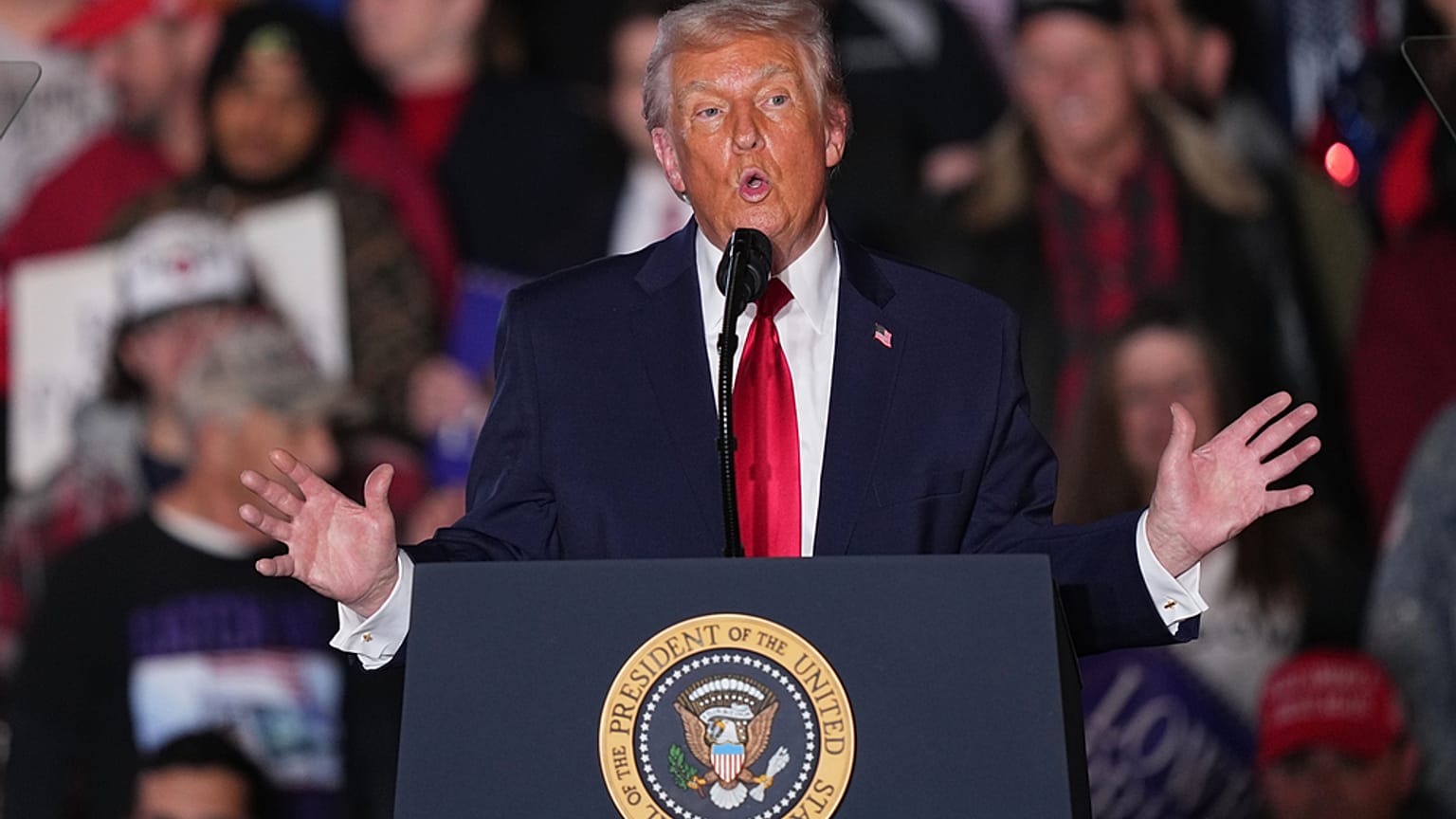 الرئيس الأميركي دونالد ترامب يتحدث في منتجع ماونت إيري كازينو في ماونت بوكونو، بنسلفانيا، يوم الثلاثاء 9 ديسمبر 2025. (صورة أسوشيتد برس/ مات رورك)