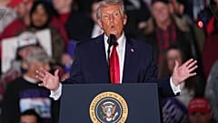 الرئيس الأميركي دونالد ترامب يتحدث في منتجع ماونت إيري كازينو في ماونت بوكونو، بنسلفانيا، يوم الثلاثاء 9 ديسمبر 2025. (صورة أسوشيتد برس/ مات رورك)