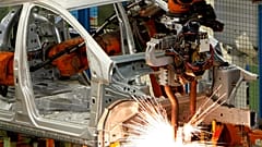 Un robot soude la carrosserie d'une Mercedes-Benz Classe B sur la chaîne de montage du site de production Mercedes-Benz à Rastatt, en Allemagne.