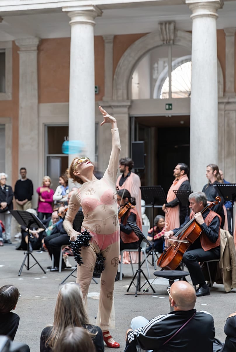 Imagen de la obra de La Ribot. Palazzo Grassi — Pinault Collection