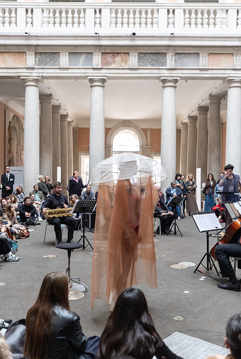 Imagen de la artista en plena función.