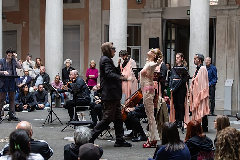 Los intérpretes en medio de la actuación de la obra basada en Juana 'La Loca'.