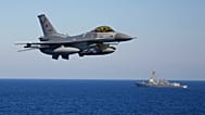 ARQUIVO: Um caça F16 turco sobrevoa navios de guerra durante um exercício naval anual da NATO na costa ocidental da Turquia, no Mediterrâneo, na quinta-feira, 15 de setembro de 2022.