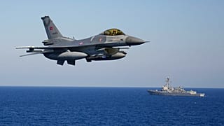 ARCHIVO: Un caza turco F16 sobrevuela buques de guerra durante un ejercicio naval anual de la OTAN en la costa occidental de Turquía, en el Mediterráneo, el jueves 15 de septiembre de 2022.