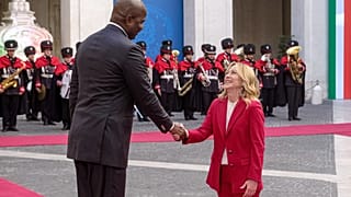 رئيسة وزراء إيطاليا جورجيا ميلوني، يمين الصورة، تلتقي برئيس موزمبيق دانيال فرانسيسكو شابو في قصر كيغّي في روما، الخميس 11 ديسمبر 2025