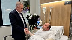 Sur cette photo publiée par le bureau du Premier ministre, le Premier ministre australien Anthony Albanese rencontre Ahmed al Ahmed à l'hôpital St George de Sydney, mardi 16 décembre 2025.