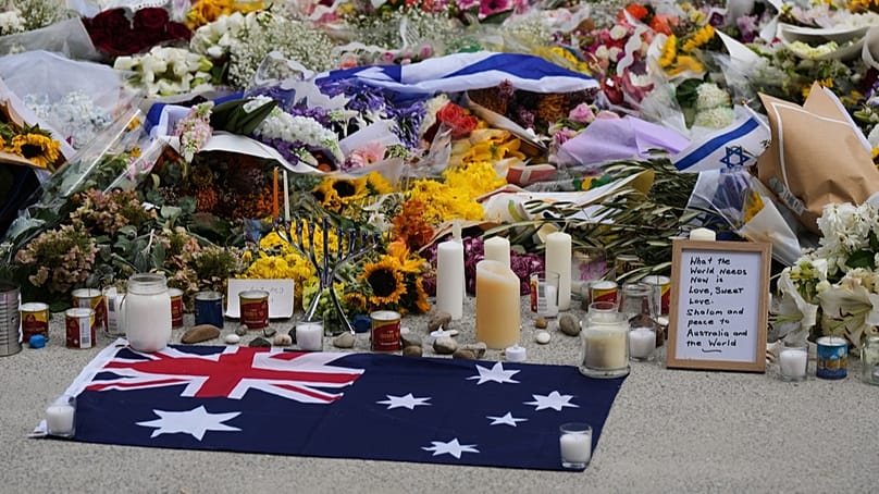 Hommage à un mémorial floral près du Bondi Pavilion à Bondi Beach, le mardi 16 décembre 2025, suite à la fusillade de dimanche à Sydney, en Australie.