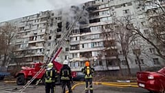 İtfaiyeciler, bir Rus insansız hava aracı tarafından vurulan ve birkaç kişinin yaralanmasına neden olan bir konut binasına bakıyor. Salı, 16 Aralık, 2025.