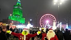 İnsanlar 29 Kasım 2025 Cumartesi günü Polonya'nın Varşova kentindeki bir Noel pazarını ziyaret ediyor.