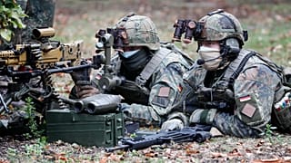 Солдаты демонстрируют свои навыки во время визита президента Германии Франка-Вальтера Штайнмайера в германо-нидерландский корпус в Мюнстере, Германия, во вторник, 29 сентября 2020 г.