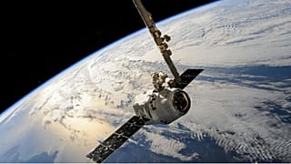 Les satellites jouent un rôle essentiel dans la vie quotidienne, en soutenant des services tels que le GPS des smartphones, la prévision météo et les systèmes financiers.