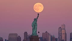 يظهر قمر الحصاد العملاق خلف تمثال الحرية في بروكلين، الاثنين 6 أكتوبر/تشرين الأول 2025، في جيرسي سيتي بولاية نيوجيرسي.