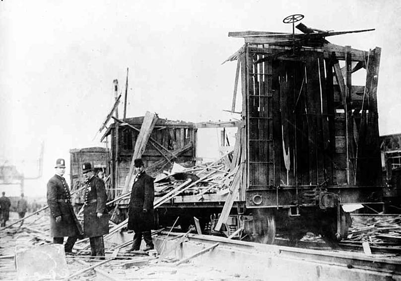 تتحقق الشرطة في انفجار مصنع للذخيرة في جزيرة بلاك توم في جيرسي سيتي، نيوجيرسي، في هذه الصورة الأرشيفية بتاريخ 30 يوليو 1916