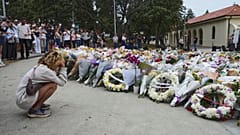ФАЙЛ: Женщина стоит на коленях у цветочной композиции у павильона Бонди на пляже Бонди, 16 декабря 2025 г.
