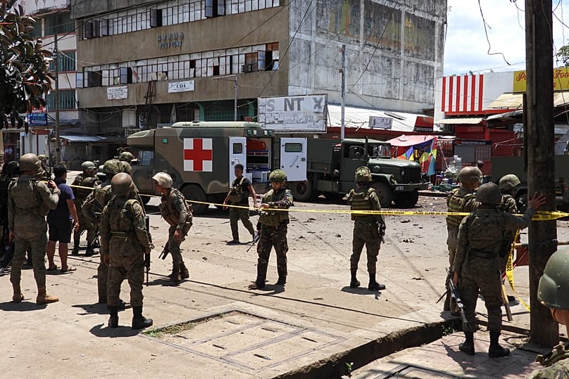 Militares protegem o local de uma explosão na cidade de Jolo, suspeita de ter sido realizada por militantes de Abu Sayyaf, 24 de agosto de 2020 