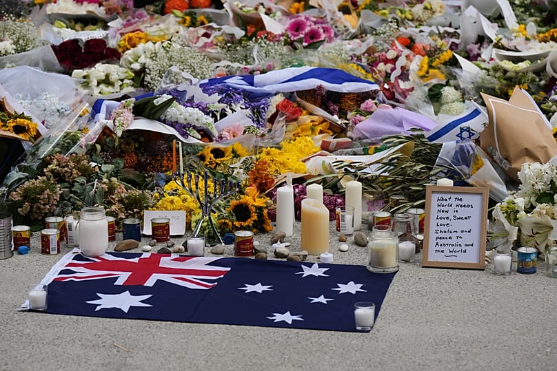 Uma homenagem num memorial de flores junto ao Pavilhão de Bondi, em Bondi Beach, 16 de dezembro de 2025