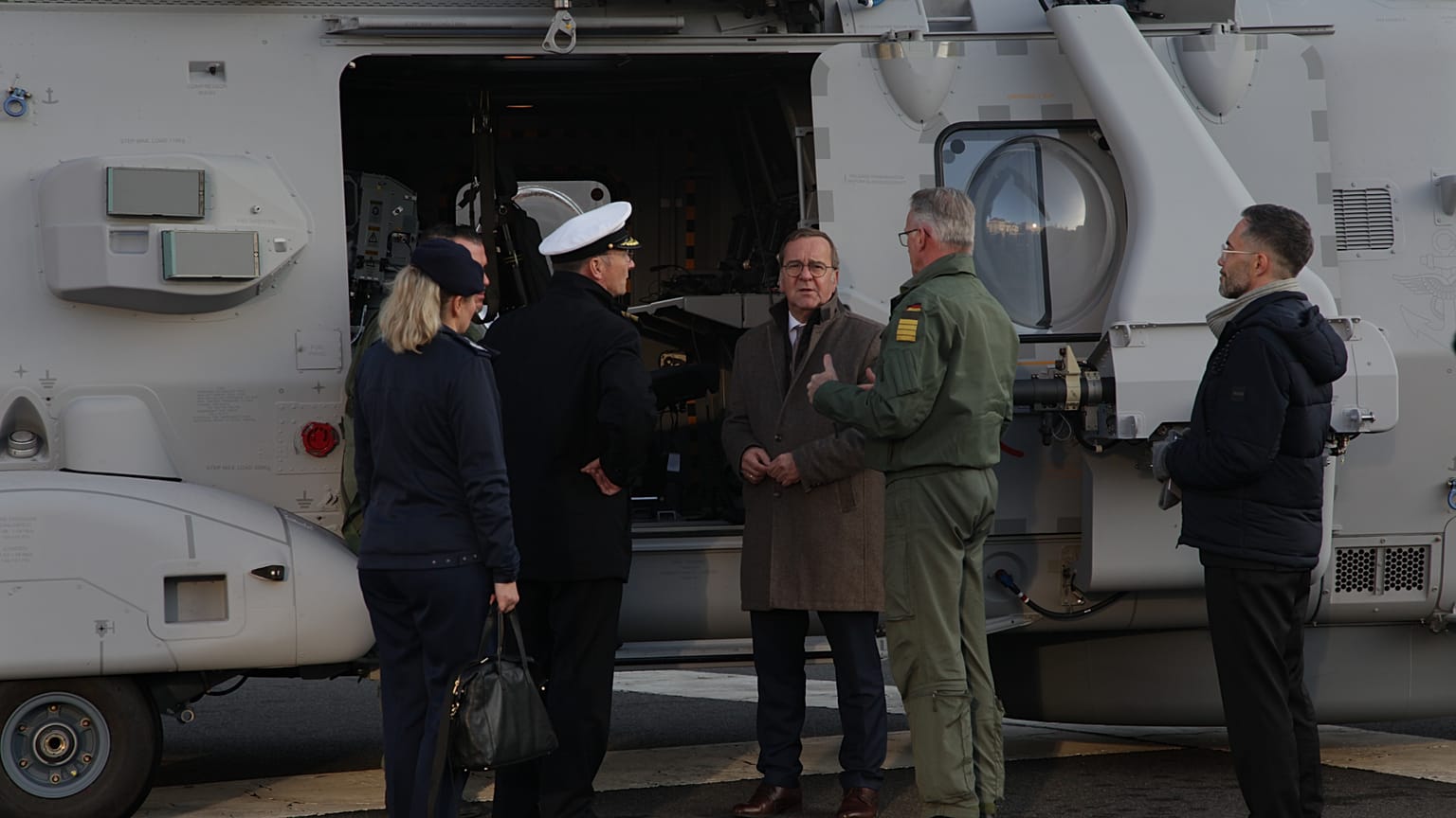 Pistorius vor dem "Sea Tiger"-Helikopter, 16.12.2025