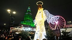 Besucher eines Weihnachtsmarktes in Warschau, Polen, am Samstag, 29. November 2025.