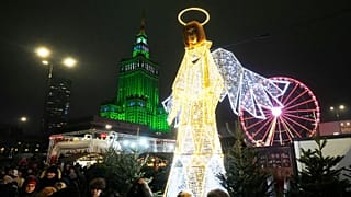 Besucher eines Weihnachtsmarktes in Warschau, Polen, am Samstag, 29. November 2025.