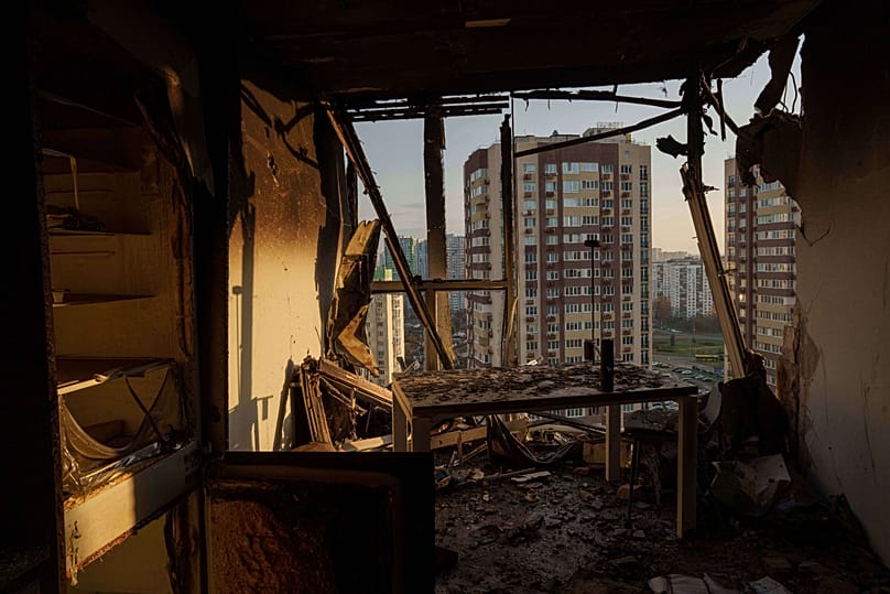  Vista de un apartamento dañado tras un ataque ruso contra un barrio residencial de Kiev, Ucrania, el viernes 14 de noviembre de 2025.