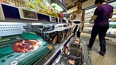 DOSSIER. Des clients passent devant des produits porcins importés d'Espagne dans un supermarché de Pékin. 18 juin 2024. 