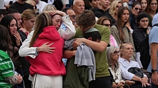 أفراد من عائلة أحد ضحايا حادثة إطلاق النار، الثلاثاء 16 كانون الأول/ديسمبر 2025، سيدني، أستراليا.