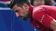 Le Serbe Novak Djokovic se rafraîchit avec de l'eau lors de la demi-finale du simple messieurs contre le Monégasque Valentin Vacherot, au tournoi Masters de Shanghai.