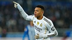 Real Madrid'den Kylian Mbappé, Alaves ile Real Madrid arasında oynanan İspanya La Liga futbol maçında açılış golünü attıktan sonra kutlama yapıyor, 14 Aralık, 2025