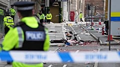 Polis, Liverpool'da bir adamın bir minibüsü Liverpoollu futbol taraftarlarının üzerine sürdüğü yeri korurken, 27 Mayıs 2025