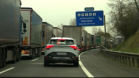 Protestations d'agriculteurs français: l'Espagne ferme la frontière de Biriatou aux poids lourds