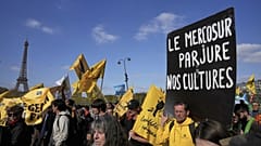 Des agriculteurs français manifestent contre l'alliance commerciale du Mercosur avec les pays d'Amérique du Sud, mardi 14 octobre 2025, à Paris.