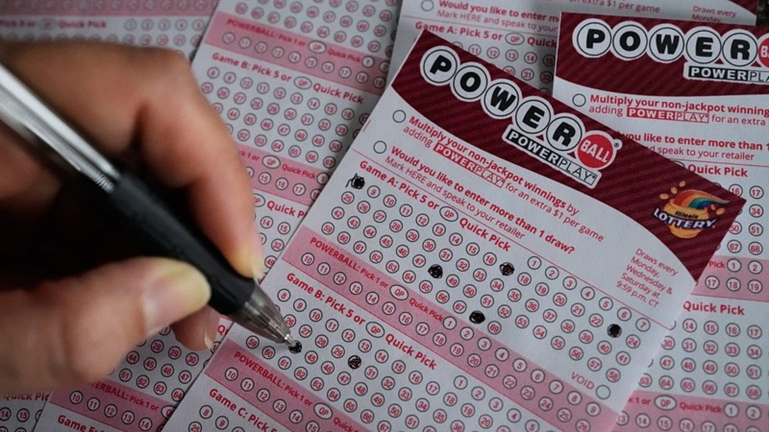 مشتری در حال پر کردن بلیط بخت‌آزمایی پاوربال در یک فروشگاه در موندلین، ایلینوی، دوشنبه، ۱۵ دسامبر ۲۰۲۵