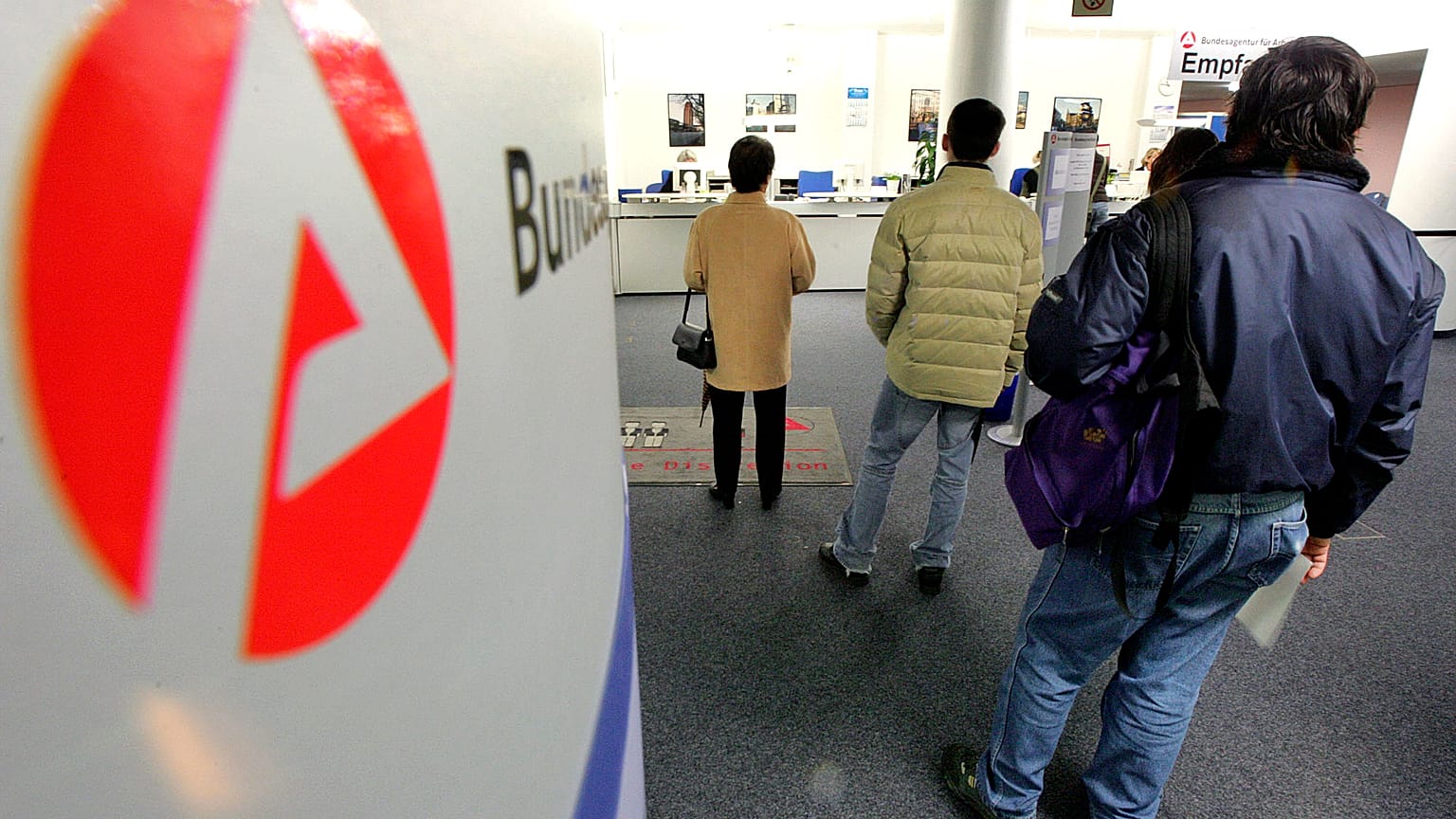 Arbeitslose stehen im Jobcenter an, Frankfurt am Main, 30. März 2005