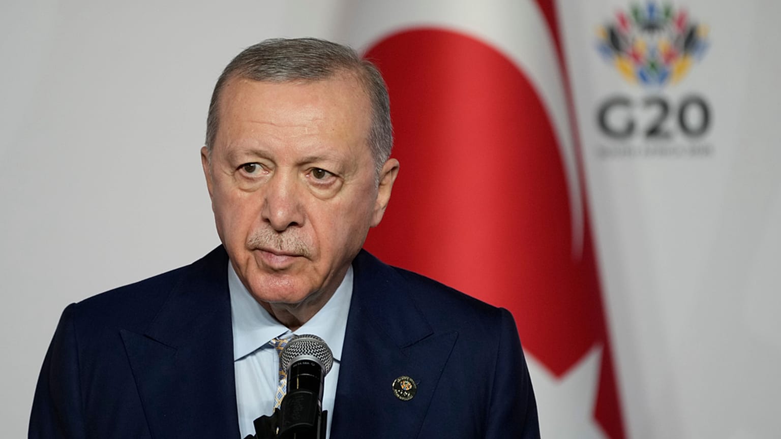 رئيس تركيا رجب طيب أردوغان يستمع خلال مؤتمر صحفي في قمة قادة مجموعة العشرين، في جوهانسبرغ، جنوب إفريقيا