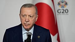 رئيس تركيا رجب طيب أردوغان يستمع خلال مؤتمر صحفي في قمة قادة مجموعة العشرين، في جوهانسبرغ، جنوب إفريقيا