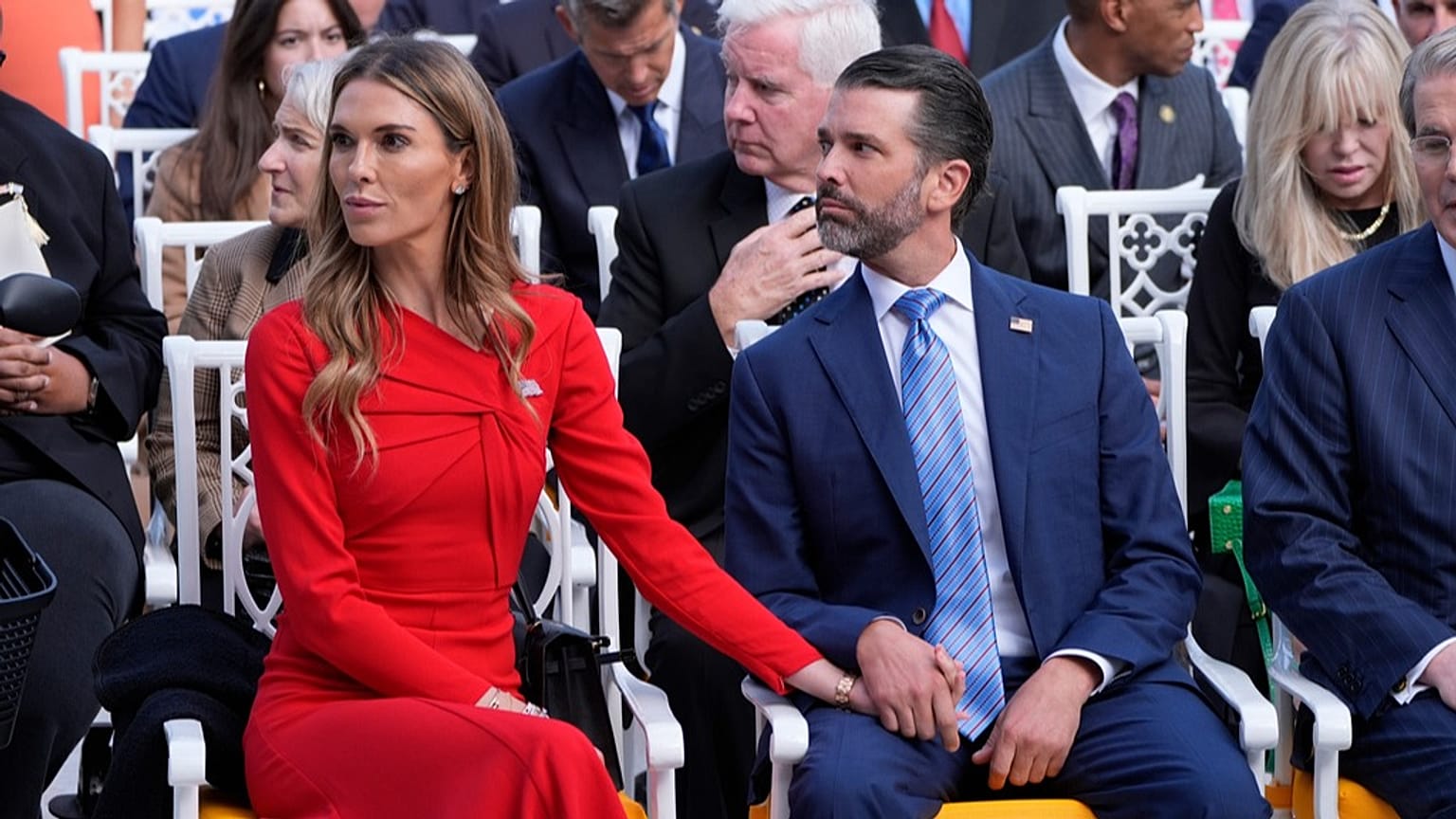 دونالد ترامب جونيور يجلس إلى جانب شريكته بيتينا أندرسون بالبيت الأبيض، في 14 أكتوبر 2025.