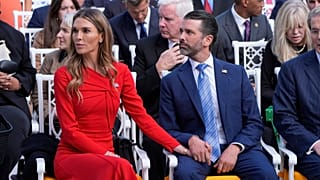 دونالد ترامب جونيور يجلس إلى جانب شريكته بيتينا أندرسون بالبيت الأبيض، في 14 أكتوبر 2025.