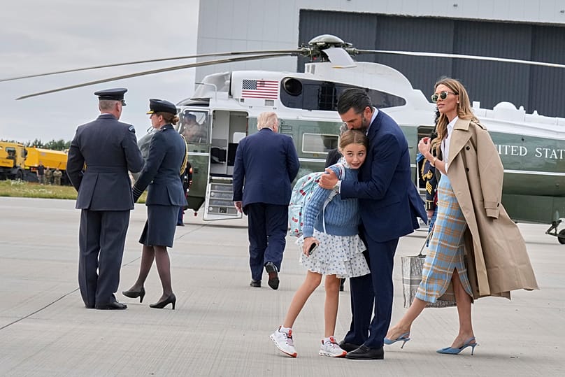 دونالد ترامب جونيور وشريكته بيتينا أندرسون يقفان على مدرج المطار، في 28 يوليو 2025.