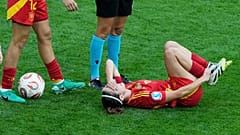 Aitana Bonmati, de España, tendida sobre el terreno de juego, dolorida, durante el partido de fútbol de la final de la Eurocopa femenina 2025 entre Inglaterra y España.