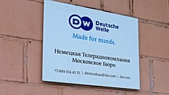 L'enseigne du bureau moscovite de la chaîne publique allemande Deutsche Welle sur le mur d'un immeuble d'habitation à Moscou, Russie. 4 février 2022