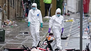  يفحص خبراء الأدلة الجنائية الموقع الذي دهس فيه رجل بريطاني حشدًا من مشجعي كرة القدم في ليفربول إنجلترا، الثلاثاء 27 مايو 2025. 