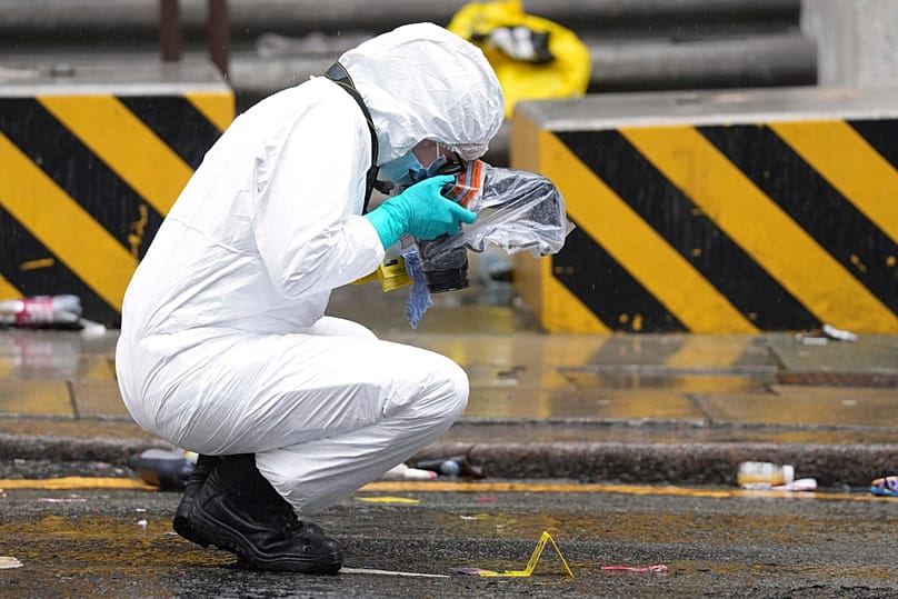 يلتقط ضابط الطب الشرعي صوراً للأدلة بالقرب من الموقع الذي دهس فيه رجل بريطاني حشداً من مشجعي كرة القدم في ليفربول، إنجلترا، الثلاثاء 27 مايو 2025.