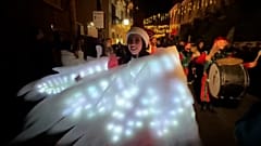 Défilé de Noël : les musiciens de la fanfare défilent et jouent.