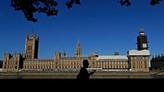 ARQUIVO: Um peão passa pelas Casas do Parlamento britânico na margem do rio Tamisa, em Londres, a 29 de agosto de 2019.