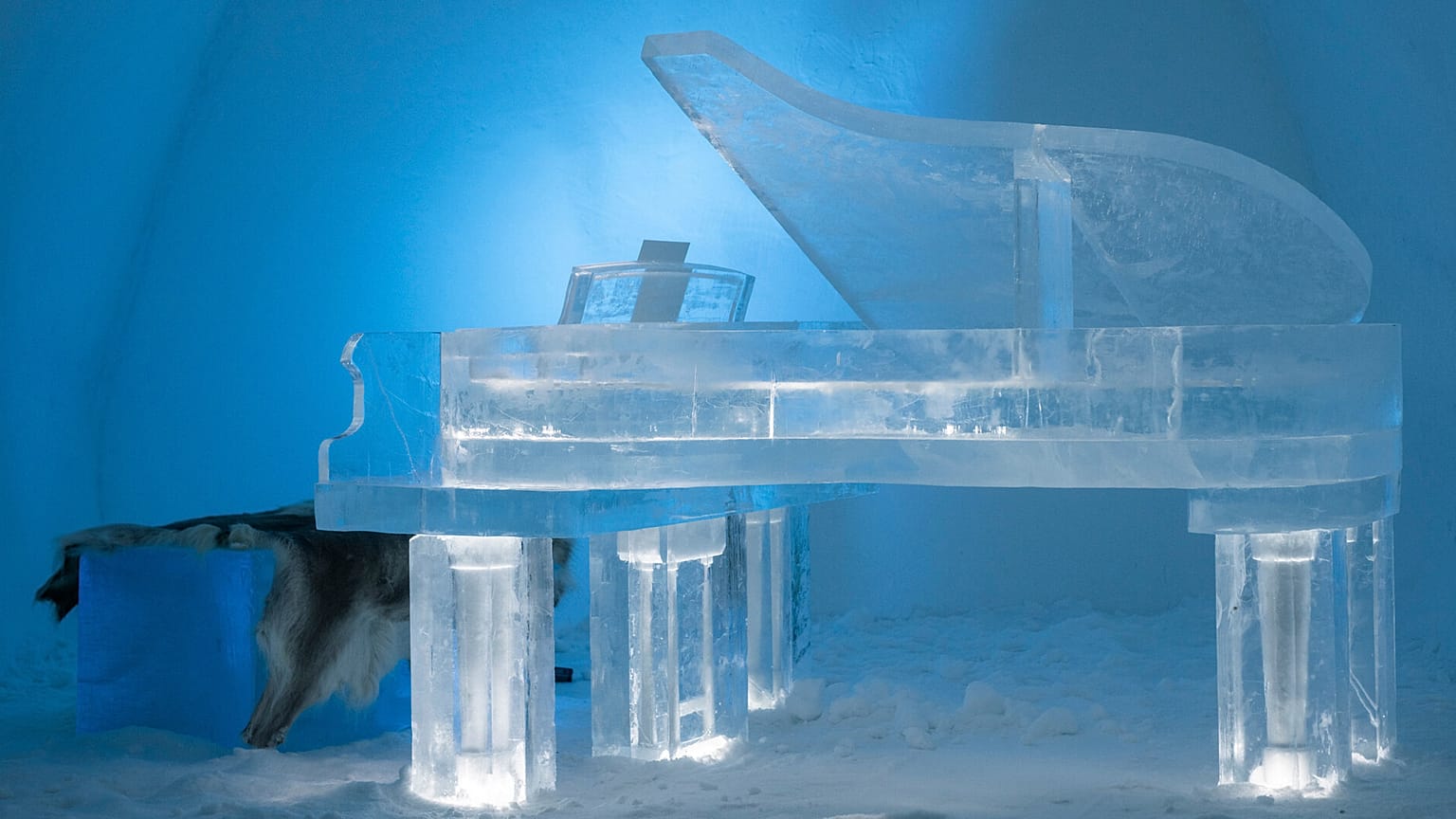 В ICEHOTEL в Шведской Лапландии в этом году появилось пианино, полностью вырезанное изо льда.