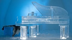 İsveç Laponyası'ndaki bu yılki ICEHOTEL'de tamamen buzdan oyulmuş bir piyano bulunuyor.