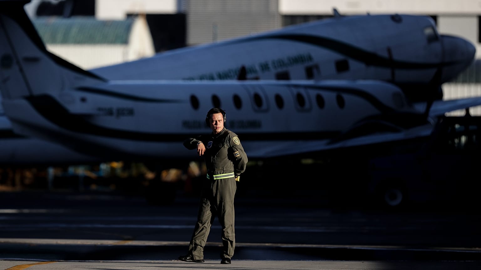 ARCHIVO: Un oficial de la Policía Antinarcóticos colombiana se encuentra en la pista antes de que Nini Johana Úsuga, alias 'La Negra', llegue para ser extraditada a EE.UU.