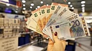 Notas de euro expostas por vendedor numa loja em Vilnius, Lituânia, 1 jan. 2015