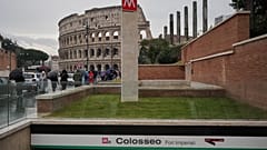 Vue de l'entrée de la nouvelle station de métro « Colosseo »